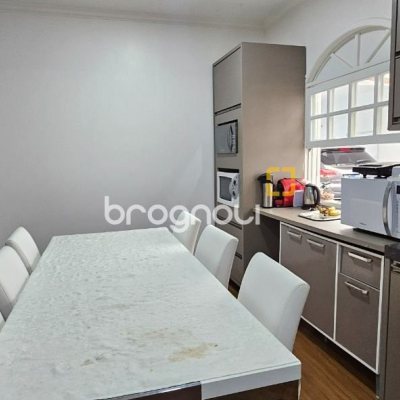 Casa com 200m², 4 quartos (sendo 1 suíte), 3 garagens, no bairro Capoeiras em Florianópolis