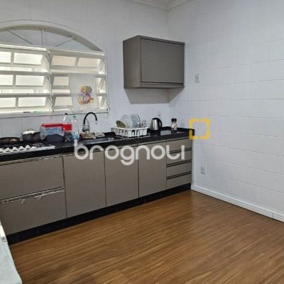 Casa com 200m², 4 quartos (sendo 1 suíte), 3 garagens, no bairro Capoeiras em Florianópolis