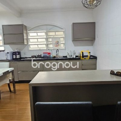 Casa com 200m², 4 quartos (sendo 1 suíte), 3 garagens, no bairro Capoeiras em Florianópolis
