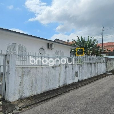 Casa com 200m², 4 quartos (sendo 1 suíte), 3 garagens, no bairro Capoeiras em Florianópolis