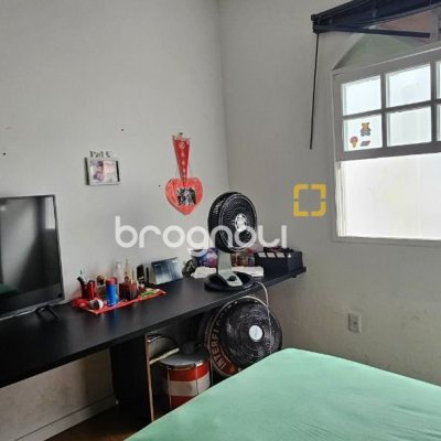 Casa com 200m², 4 quartos (sendo 1 suíte), 3 garagens, no bairro Capoeiras em Florianópolis