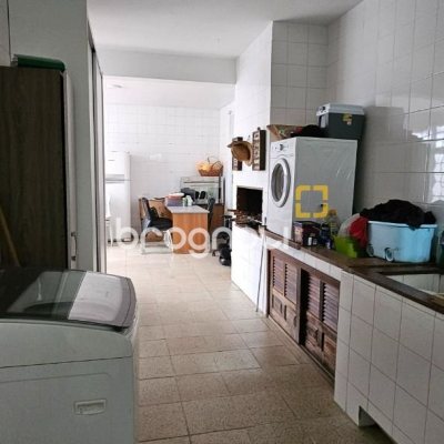 Casa com 200m², 4 quartos (sendo 1 suíte), 3 garagens, no bairro Capoeiras em Florianópolis