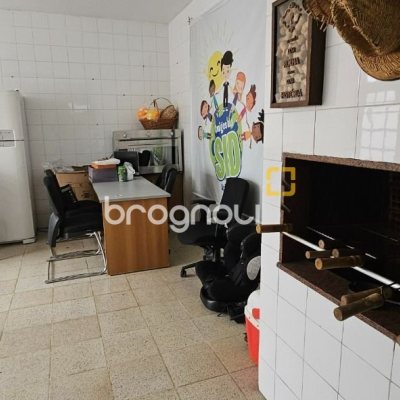 Casa com 200m², 4 quartos (sendo 1 suíte), 3 garagens, no bairro Capoeiras em Florianópolis