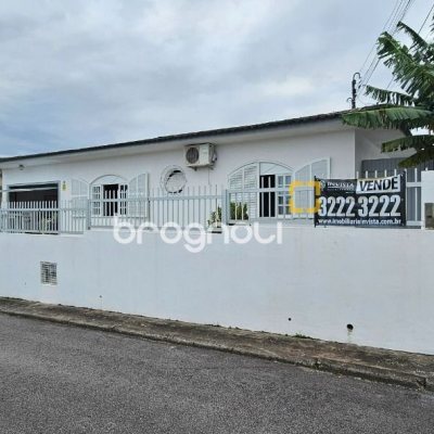 Casa com 200m², 4 quartos (sendo 1 suíte), 3 garagens, no bairro Capoeiras em Florianópolis