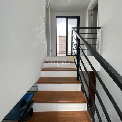 Casa com 164m², 3 quartos (sendo 2 suítes), 2 garagens, no bairro Ingleses em Florianópolis