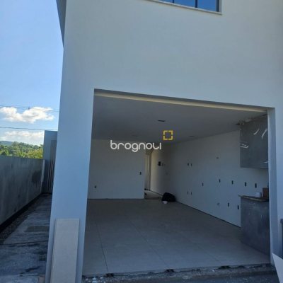Casa com 161m², 3 quartos (sendo 1 suíte), 2 garagens, no bairro Sertão do Maruim em São José