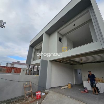 Casa com 161m², 3 quartos (sendo 1 suíte), 2 garagens, no bairro Sertão do Maruim em São José