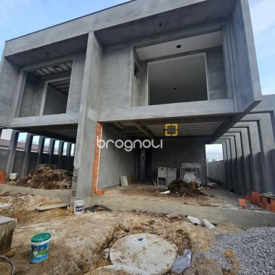 Casa com 161m², 3 quartos (sendo 1 suíte), 2 garagens, no bairro Sertão do Maruim em São José