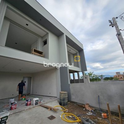 Casa com 161m², 3 quartos (sendo 1 suíte), 2 garagens, no bairro Sertão do Maruim em São José