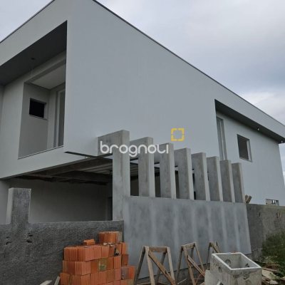 Casa com 161m², 3 quartos (sendo 1 suíte), 2 garagens, no bairro Sertão do Maruim em São José