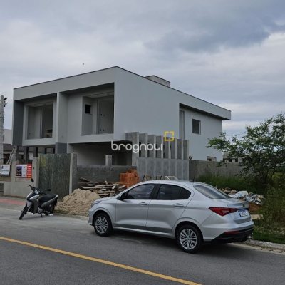 Casa com 161m², 3 quartos (sendo 1 suíte), 2 garagens, no bairro Sertão do Maruim em São José