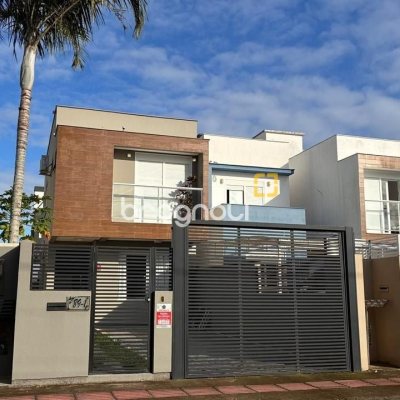 Casa com 102m², 3 quartos (sendo 1 suíte), 2 garagens, no bairro Ribeirão da Ilha em Florianópolis