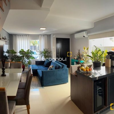 Casa com 102m², 3 quartos (sendo 1 suíte), 2 garagens, no bairro Ribeirão da Ilha em Florianópolis