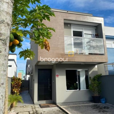 Casa com 102m², 3 quartos (sendo 1 suíte), 2 garagens, no bairro Ribeirão da Ilha em Florianópolis