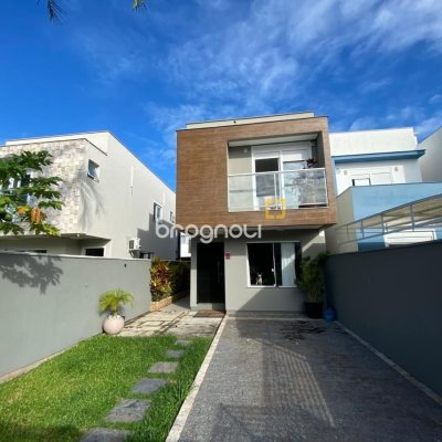 Casa com 102m², 3 quartos (sendo 1 suíte), 2 garagens, no bairro Ribeirão da Ilha em Florianópolis