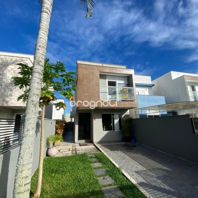 Casa com 102m², 3 quartos (sendo 1 suíte), 2 garagens, no bairro Ribeirão da Ilha em Florianópolis