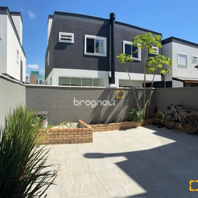 Casa com 102m², 3 quartos (sendo 1 suíte), 2 garagens, no bairro Ribeirão da Ilha em Florianópolis