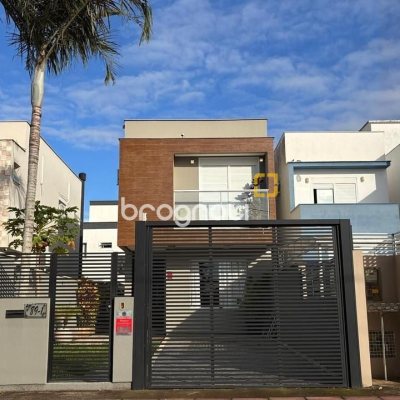 Casa com 102m², 3 quartos (sendo 1 suíte), 2 garagens, no bairro Ribeirão da Ilha em Florianópolis