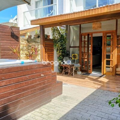 Casa com 97m², 2 quartos (sendo 2 suítes), 2 garagens, no bairro Rio Vermelho em Florianópolis