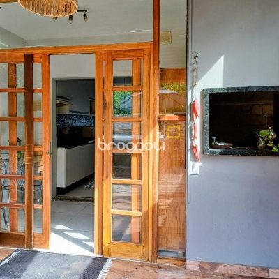 Casa com 97m², 2 quartos (sendo 2 suítes), 2 garagens, no bairro Rio Vermelho em Florianópolis