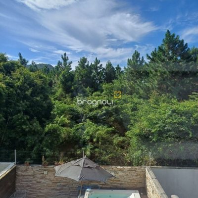 Casa com 97m², 2 quartos (sendo 2 suítes), 2 garagens, no bairro Rio Vermelho em Florianópolis