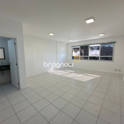 Sala com 38m², 1 garagem, no bairro Estreito em Florianópolis