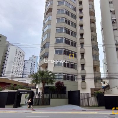 Apartamento com 264m², 4 quartos (sendo 1 suíte), 2 garagens, no bairro Centro em Florianópolis