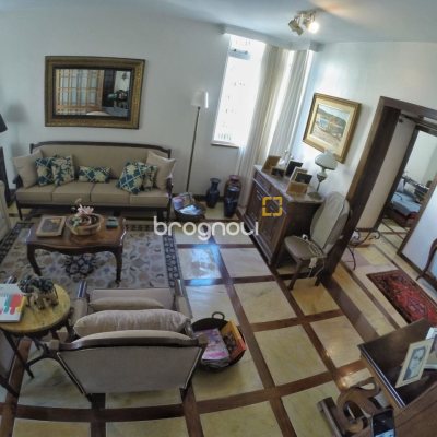 Apartamento com 264m², 4 quartos (sendo 1 suíte), 2 garagens, no bairro Centro em Florianópolis