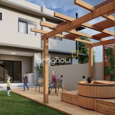 Casa com 133m², 3 quartos (sendo 1 suíte), 2 garagens, no bairro Canasvieiras em Florianópolis