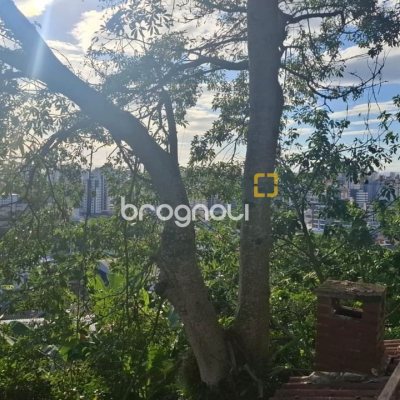 Casa com 95m², 4 quartos (sendo 1 suíte), 1 garagem, no bairro Centro em Florianópolis