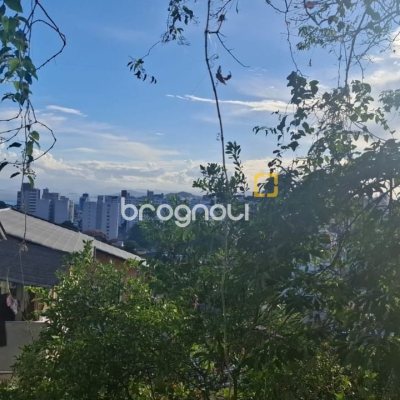 Casa com 95m², 4 quartos (sendo 1 suíte), 1 garagem, no bairro Centro em Florianópolis