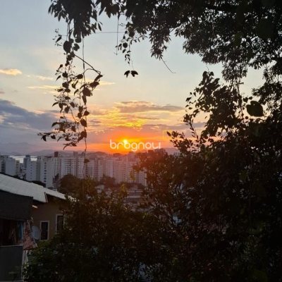 Casa com 95m², 4 quartos (sendo 1 suíte), 1 garagem, no bairro Centro em Florianópolis
