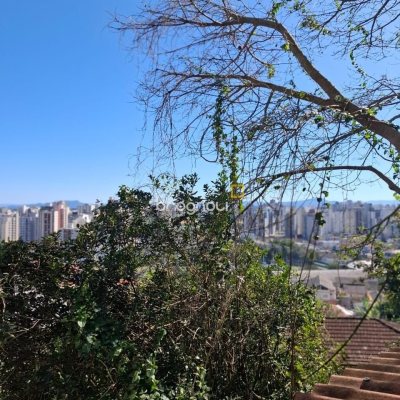 Casa com 95m², 4 quartos (sendo 1 suíte), 1 garagem, no bairro Centro em Florianópolis