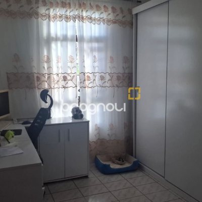 Casa com 95m², 4 quartos (sendo 1 suíte), 1 garagem, no bairro Centro em Florianópolis