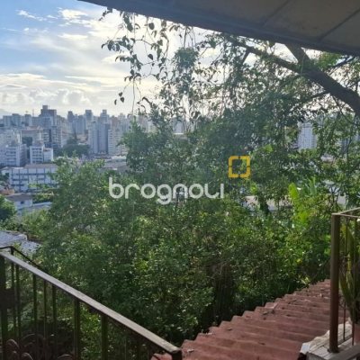 Casa com 95m², 4 quartos (sendo 1 suíte), 1 garagem, no bairro Centro em Florianópolis