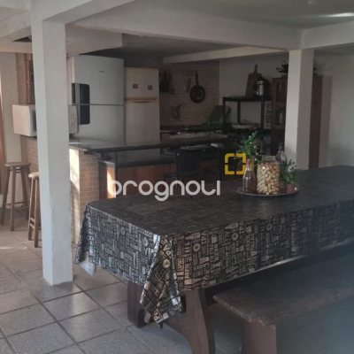 Casa com 95m², 4 quartos (sendo 1 suíte), 1 garagem, no bairro Centro em Florianópolis