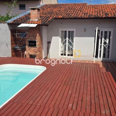 Casa com 101m², 3 quartos (sendo 1 suíte), 4 garagens, no bairro Carianos em Florianópolis