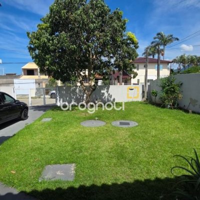 Casa com 101m², 3 quartos (sendo 1 suíte), 4 garagens, no bairro Carianos em Florianópolis