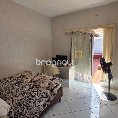 Casa com 101m², 3 quartos (sendo 1 suíte), 4 garagens, no bairro Carianos em Florianópolis
