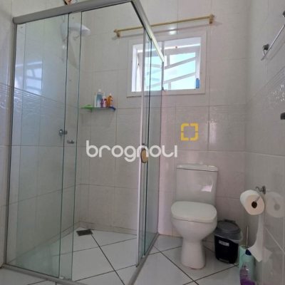 Casa com 101m², 3 quartos (sendo 1 suíte), 4 garagens, no bairro Carianos em Florianópolis