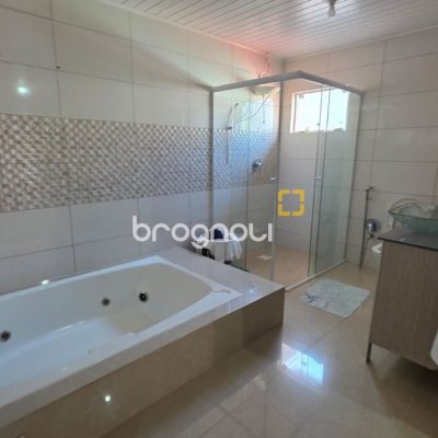 Casa com 101m², 3 quartos (sendo 1 suíte), 4 garagens, no bairro Carianos em Florianópolis