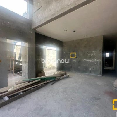Casa com 111m², 3 quartos (sendo 1 suíte), 2 garagens, no bairro São João do Rio Vermelho em Florianópolis