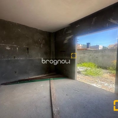 Casa com 111m², 3 quartos (sendo 1 suíte), 2 garagens, no bairro São João do Rio Vermelho em Florianópolis