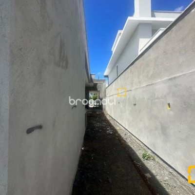 Casa com 111m², 3 quartos (sendo 1 suíte), 2 garagens, no bairro São João do Rio Vermelho em Florianópolis