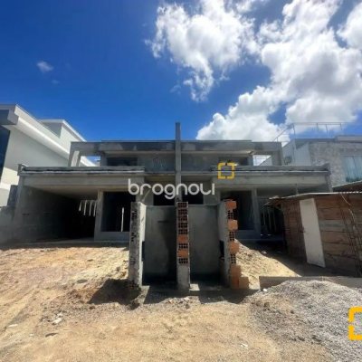 Casa com 111m², 3 quartos (sendo 1 suíte), 2 garagens, no bairro São João do Rio Vermelho em Florianópolis