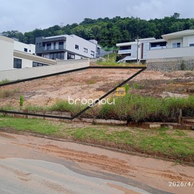 Terreno com 360m², no bairro Campinas em São José