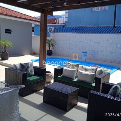 Casa com 194m², 3 quartos (sendo 1 suíte), 3 garagens, no bairro Barra do Aririú em Palhoça