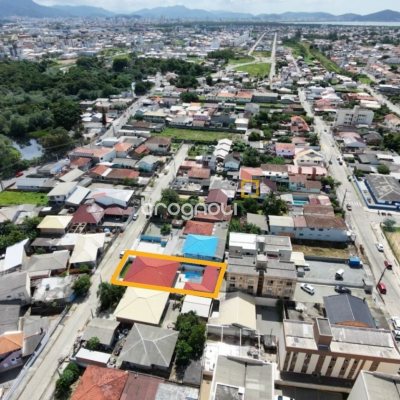 Casa com 194m², 3 quartos (sendo 1 suíte), 3 garagens, no bairro Barra do Aririú em Palhoça