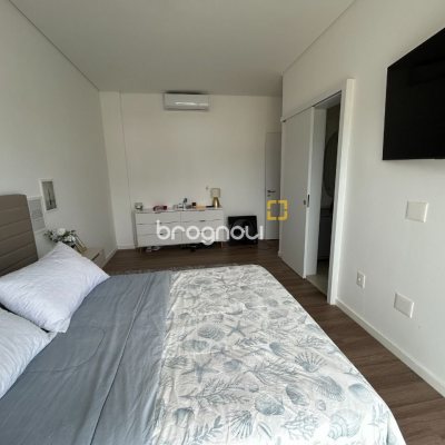 Casa com 278m², 5 quartos (sendo 2 suítes), 4 garagens, no bairro Campeche em Florianópolis