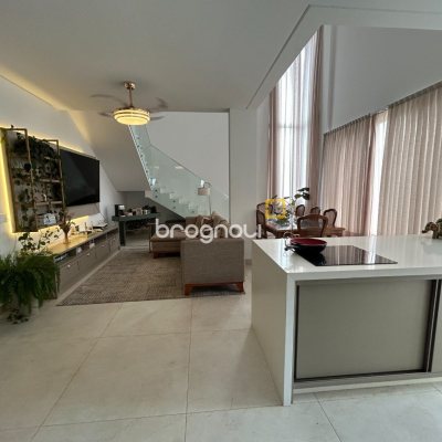 Casa com 278m², 5 quartos (sendo 2 suítes), 4 garagens, no bairro Campeche em Florianópolis